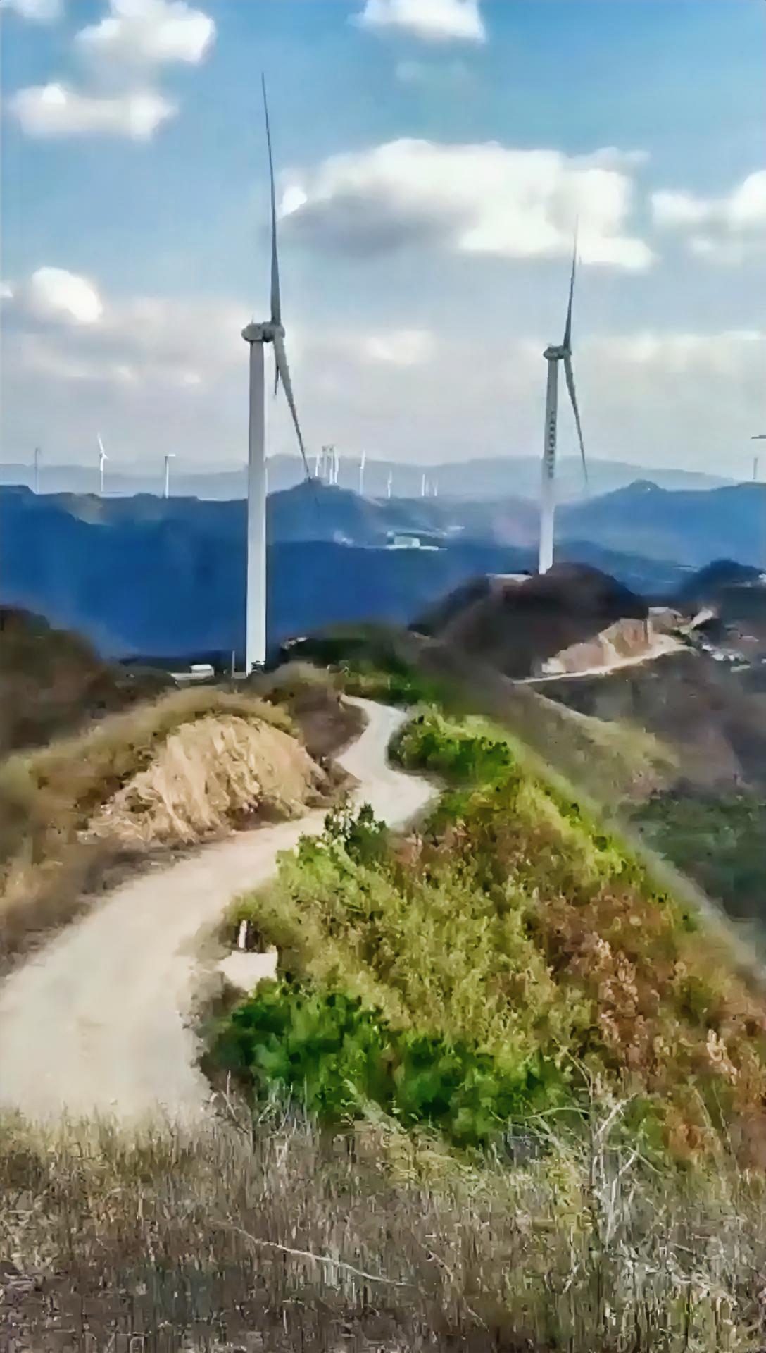 家门口不远的大山上，几十座大大小小的山头，立满了风力发电的大风扇，一到春暖花开的