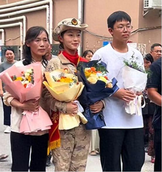 女兵领队王媛回家了！更多美照曝光，有3个孩子，老公晒合影庆祝 九三阅兵仪式