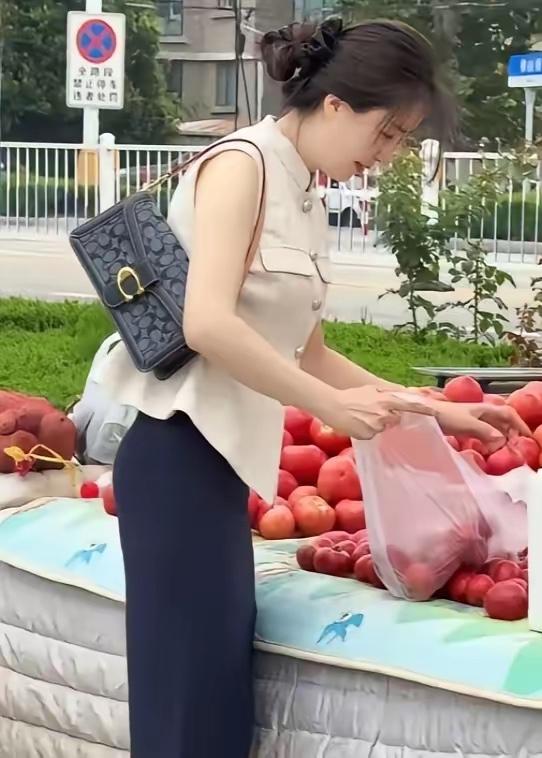 现在街上有些女的真是让我开了眼。​帽子、口罩、防晒袖套、防晒衣，从头裹到脚，就露