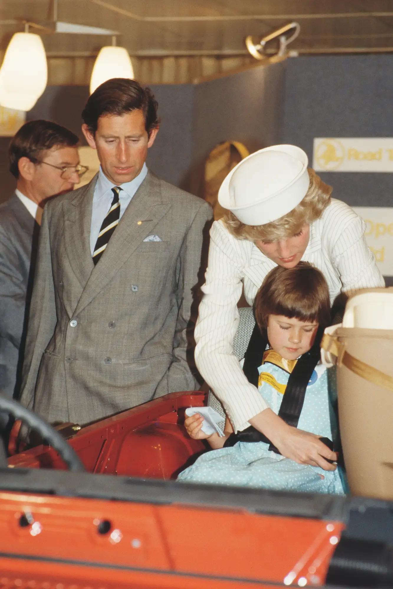 梅根和哈里抵达墨尔本开启了他们的澳洲之旅‼️第一站去的是墨尔本皇家儿童医院👇（