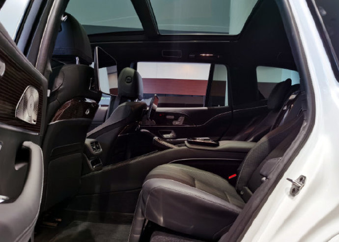 纯白色的迈巴赫GLS600确实少见，感觉就像一个优雅的绅士。迈巴赫GLS本