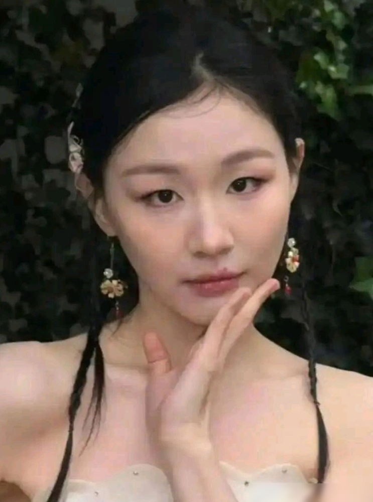 金靖对迪丽热巴甩了句你长得好美，心好丑，全场瞬间安静。热巴还没反应过来，金靖自己先举手投降，喊了句律