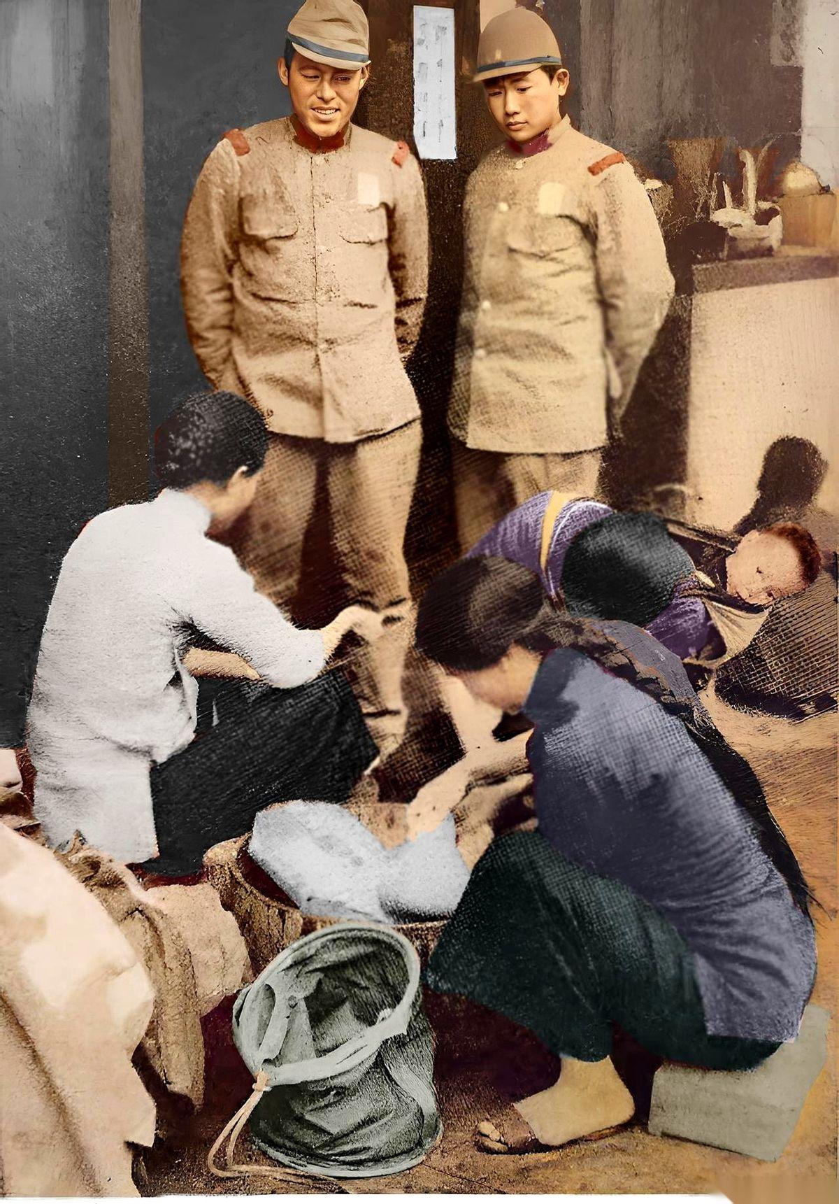 一张1939年，佛山日军军营里拍下的老照片。三个中国女人蹲在木盆前，搓洗着堆成