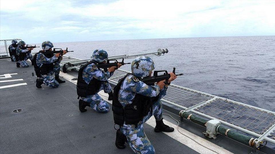 中国在南海打出组合拳。新加坡联合早报今日报道：“中国官方公布，南中国海部分海域