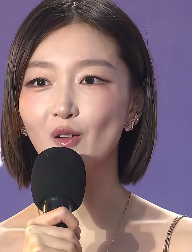 周冬雨北影节杀疯了粉裙短发美出新高度，清冷破碎感封神北京国际电影节红毯