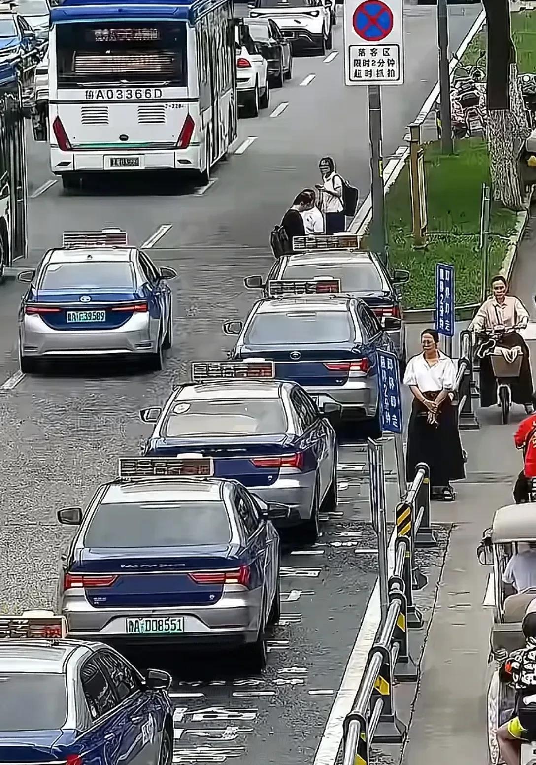 原来在马路上跑到巡游出租车现在很多已经变成了定点侯客出租车，特别是在济南市区的各
