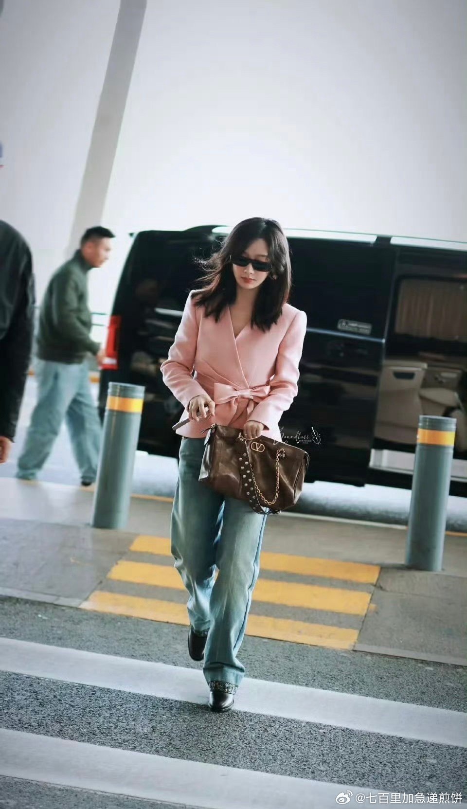 杨紫出发罗马华伦天奴大秀