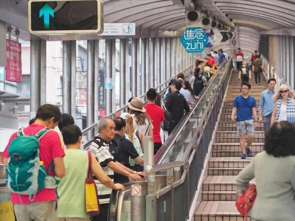 香港遭遇5年来最惨淡毕业季，“无就业式的经济复苏”正在上演？最近香港有个挺矛