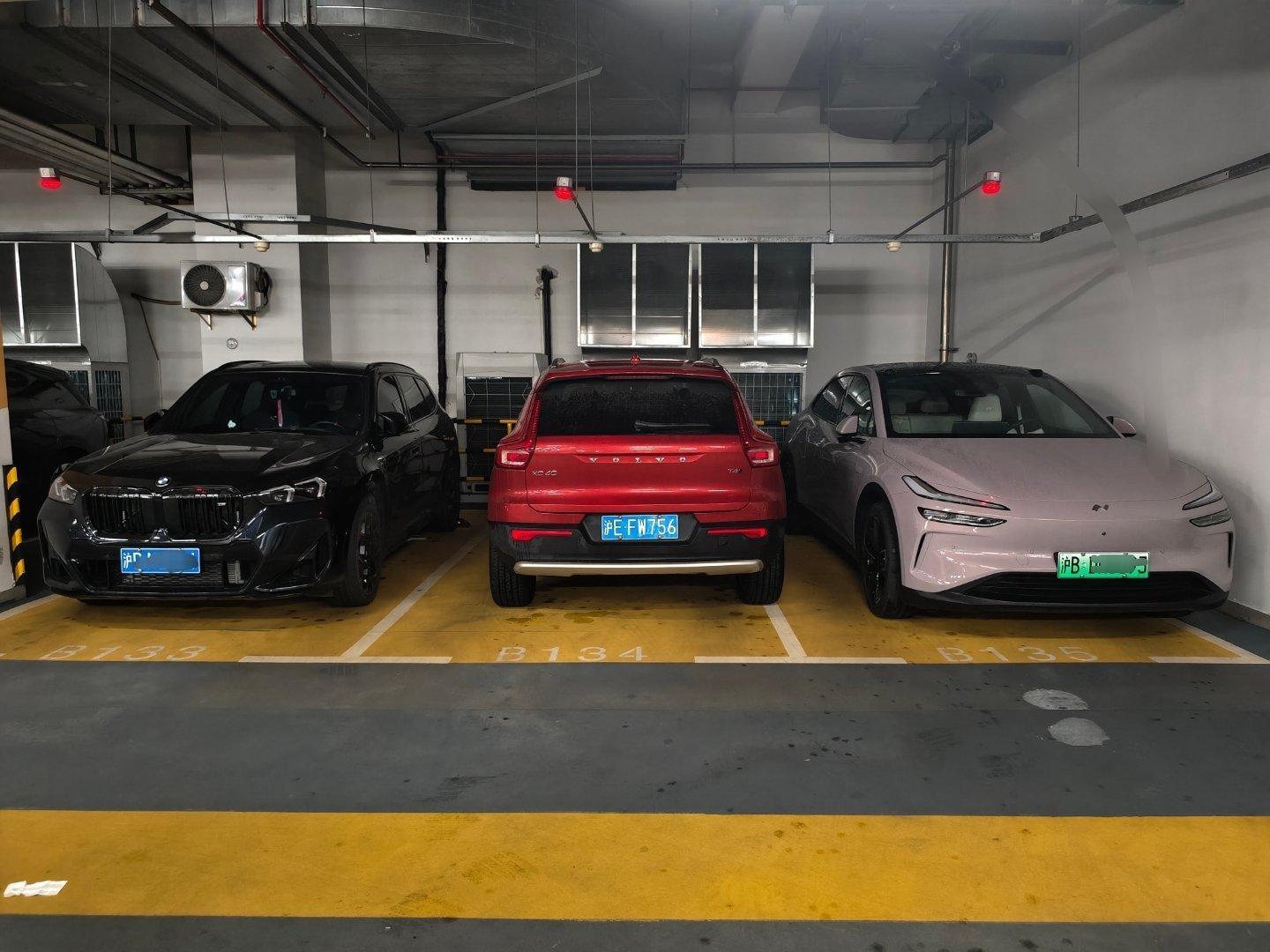 给乐道的自动泊车点个赞。也算是断头路车位了，路径规划开出去画了个大弯倒进来，停好