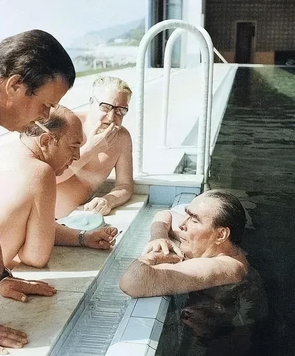 1977年，勃列日涅夫正在游泳。突然，他的烟瘾又犯了。3名警卫赶紧点上香烟，勃列
