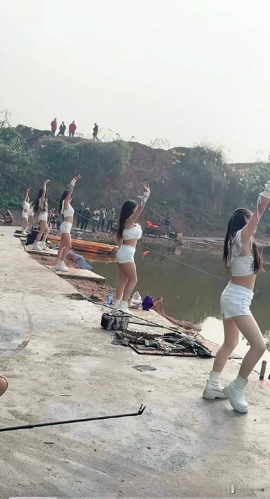 垂钓场为吸引顾客竟请来十几位美女在河边跳热舞。音乐震耳，舞姿热辣，岸边钓友却心情