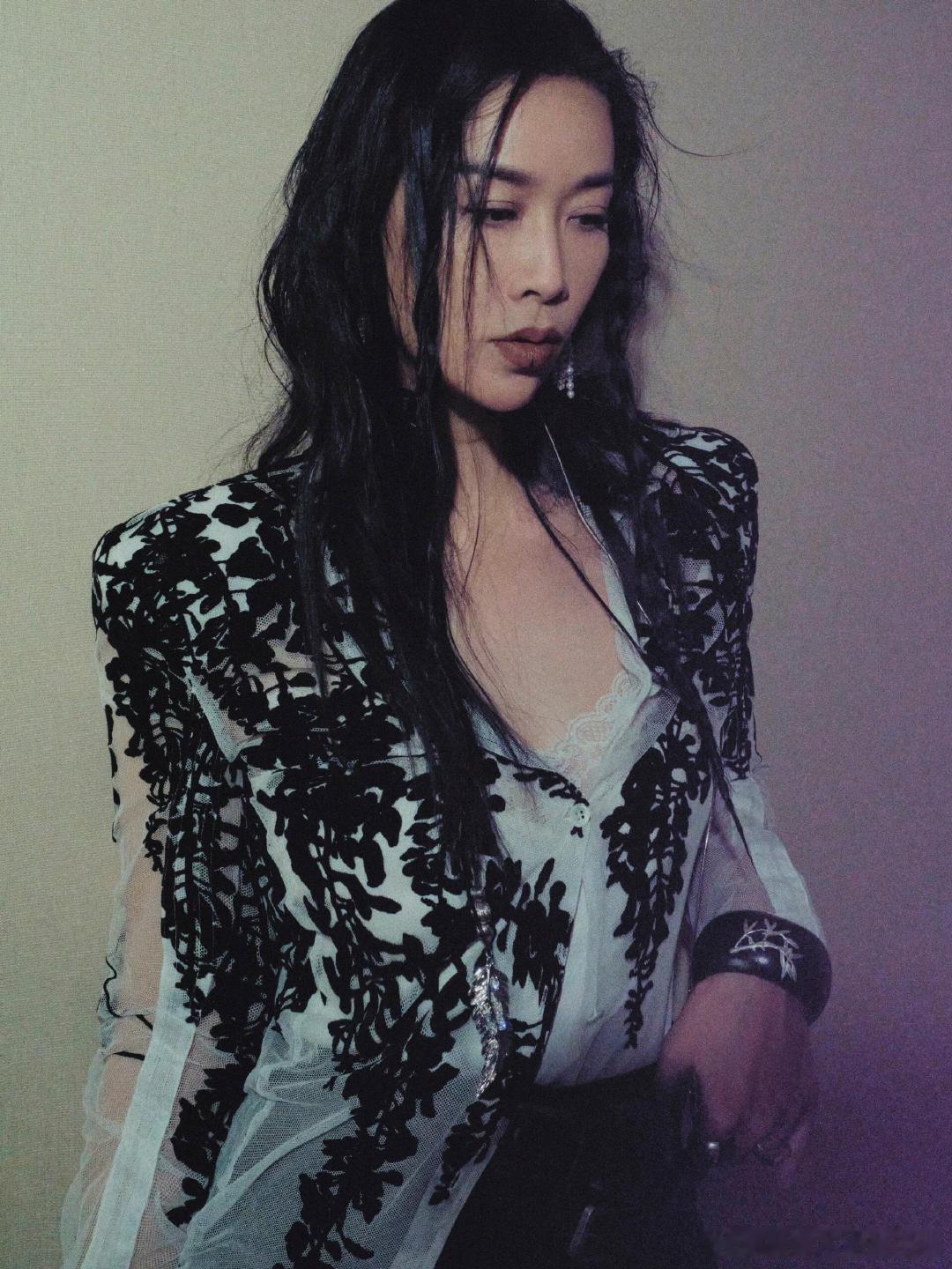 那英冷脸1英子的冷脸杀我！别看她平时爱怼人，一摆冷脸攻气十足，这颜值真的没话说