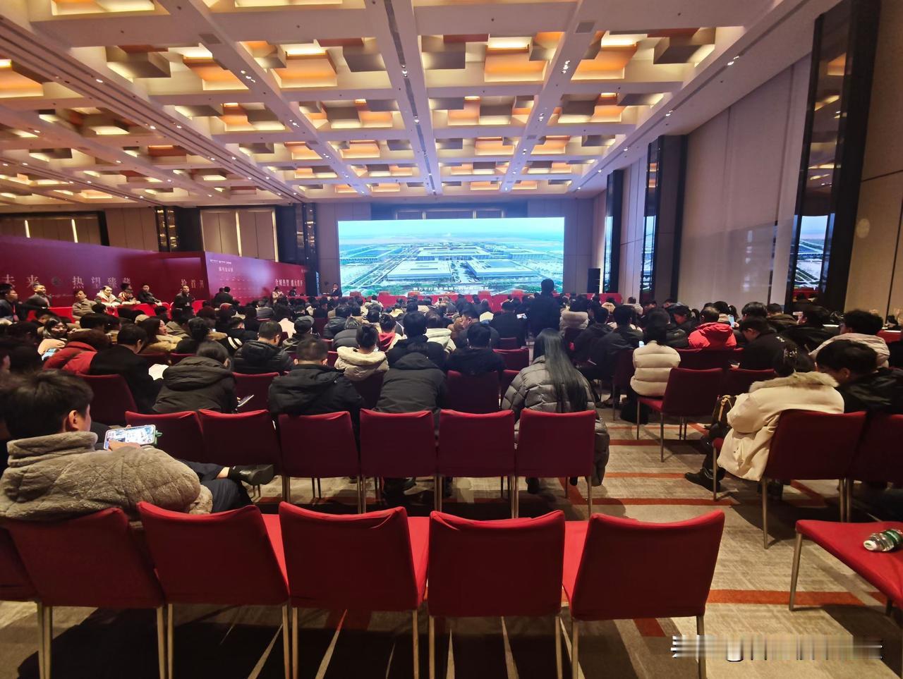 要过年了，合肥包河区中海的新盘今晚首开摇号。看来买的人也不少。首开都要弄个酒店