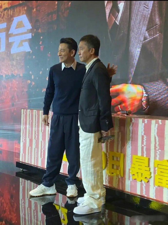 一个男人老不老，看他是否在裤子下面配一双白色的舒适底运动鞋，就像梁朝伟和刘德华这