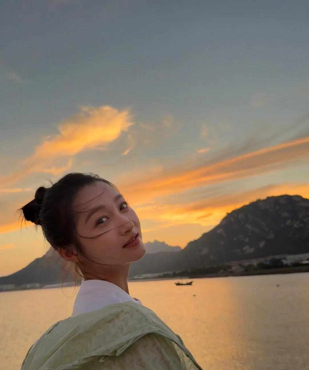 关晓彤晒绝美夕阳美照！简简单单的白T都能这么美，我也想和晓彤漫步海边看夕阳[送