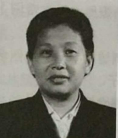 1939年，新四军女战士徐敏正准备去茅房，却被一男人从身后拦腰抱住，捂着她的嘴巴