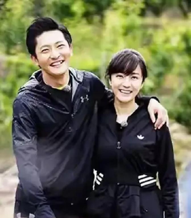 顶流男星报销单上签着两个女人的名字。郭京飞刚在节目里摊开手掌：买双球鞋要走审批