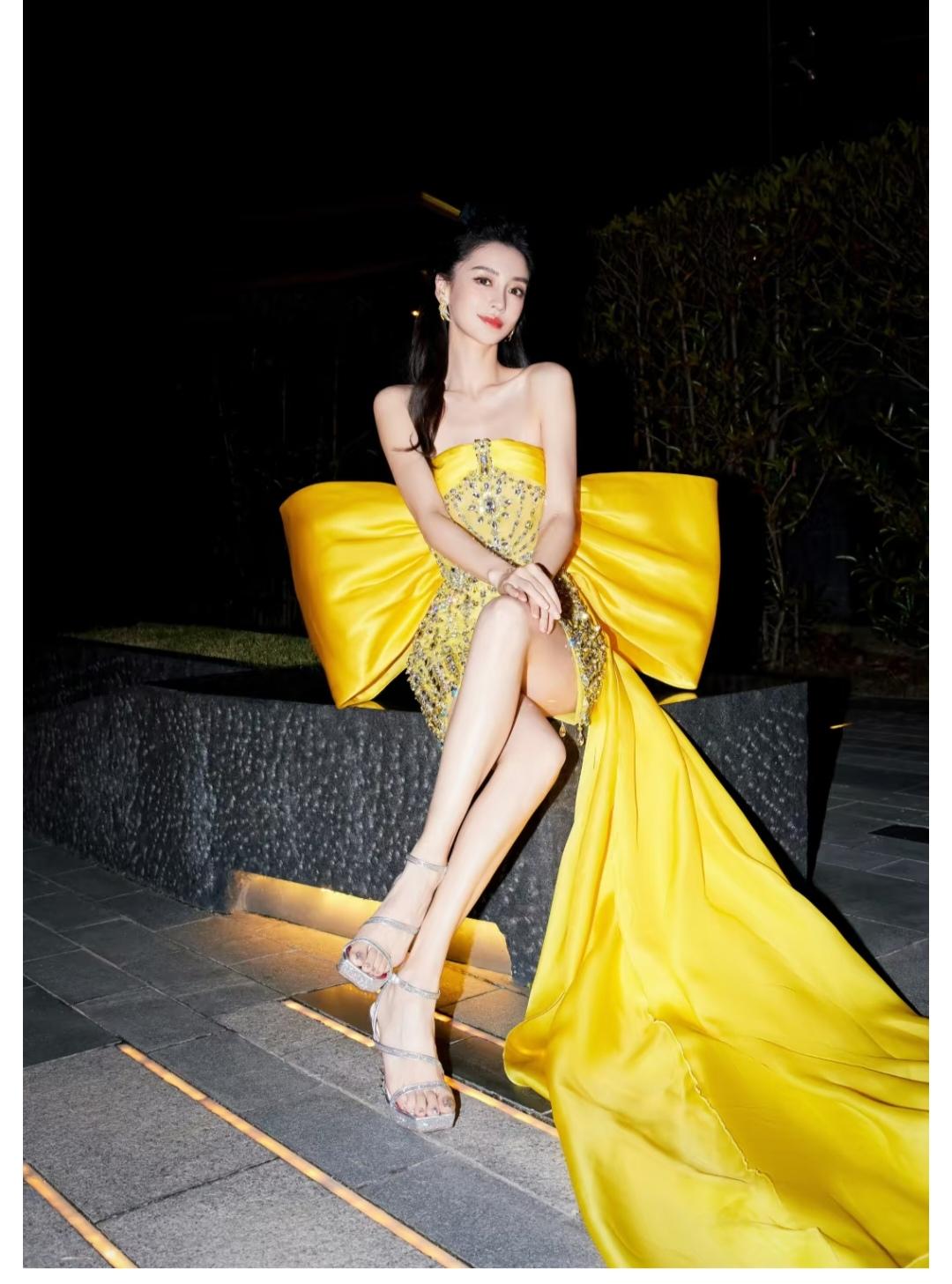 杨颖，这么好看的脚丫子怎么穿这样的鞋。