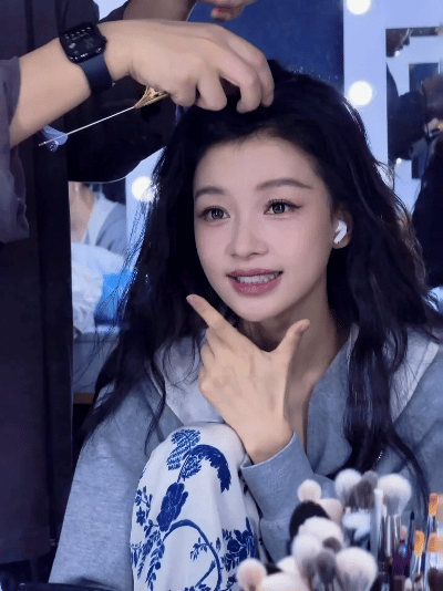 孙怡课前课后的live孙怡课前课后状态课前孙怡：我能征服全世界。课后孙怡：世界