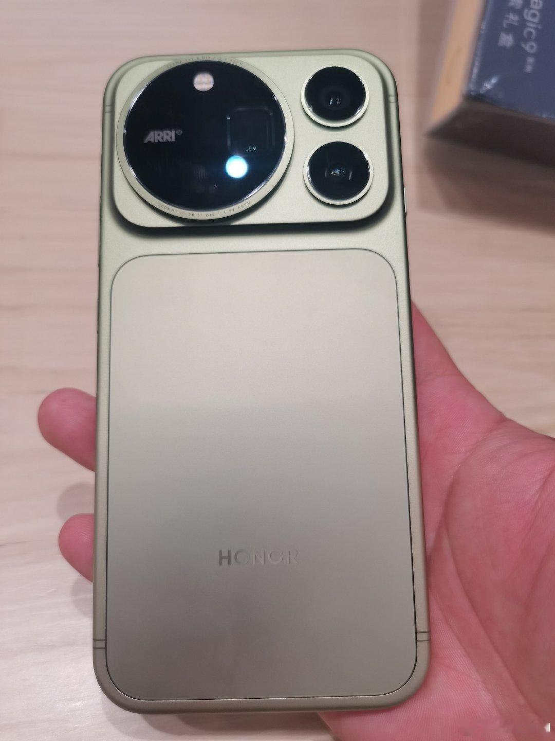 那会去店里转，工作人员刚收到机器拆开看了下magic90promax像，简直太像[doge]手感和外