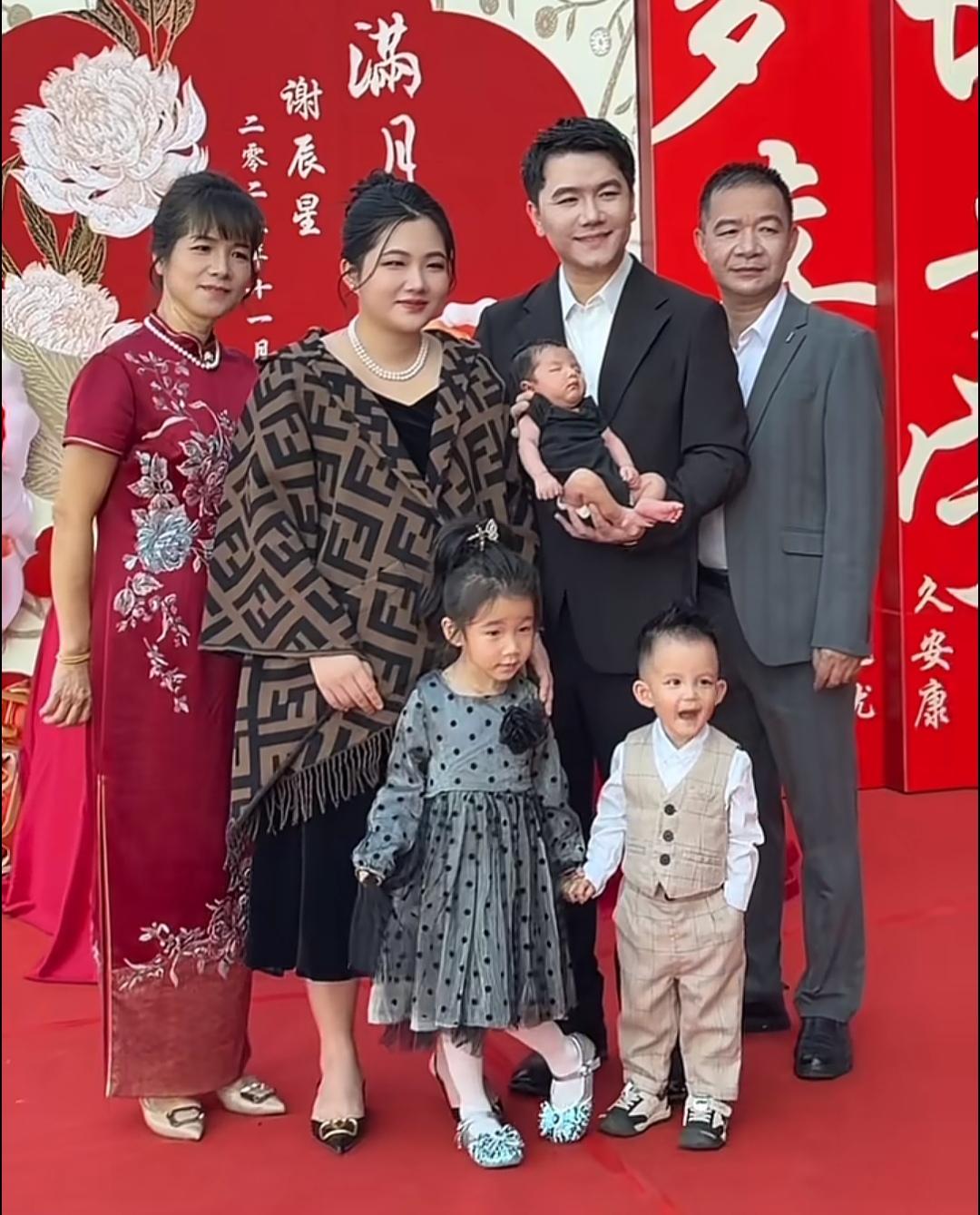 好养眼的一家网红。他们做网红是真的很成功，父母跟着她们过上了好日子，有儿有女，夫