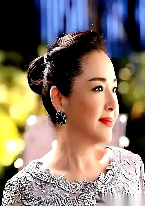26岁，刚拿了金马影后，穿着镶满碎钻的婚纱在拉斯维加斯当新娘。新婚之夜，富豪老