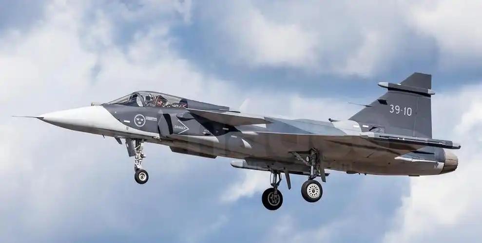 欧洲刚批准给乌克兰900亿欧元贷款，不到48小时，泽连斯基就要花出去至少200亿