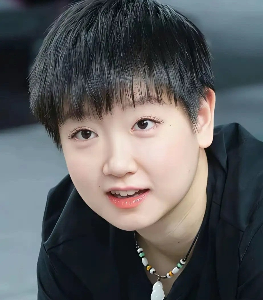 网友问方博:“你在乒乓球队时最佩服孙颖莎的是什么？是打球吗？”方博说:“不光是打