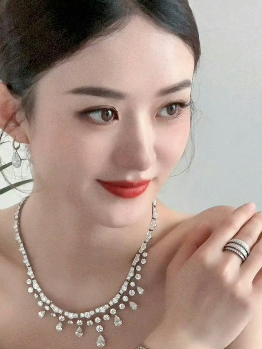 这么多年了始终觉得大眼睛梳中分的赵丽颖特别漂亮