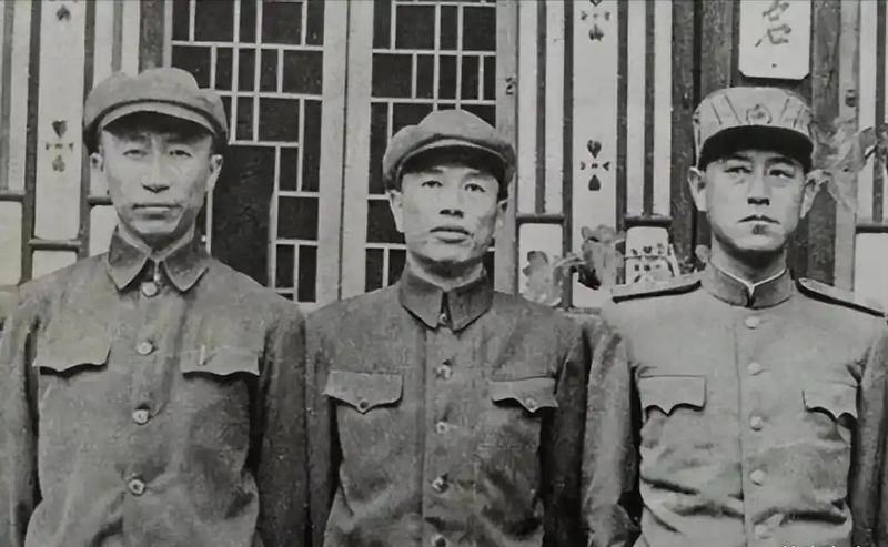 1950年，邓华与韩先楚为海南岛战役吵翻屋顶，年轻军长撂下“掉脑袋”狠话，十年后