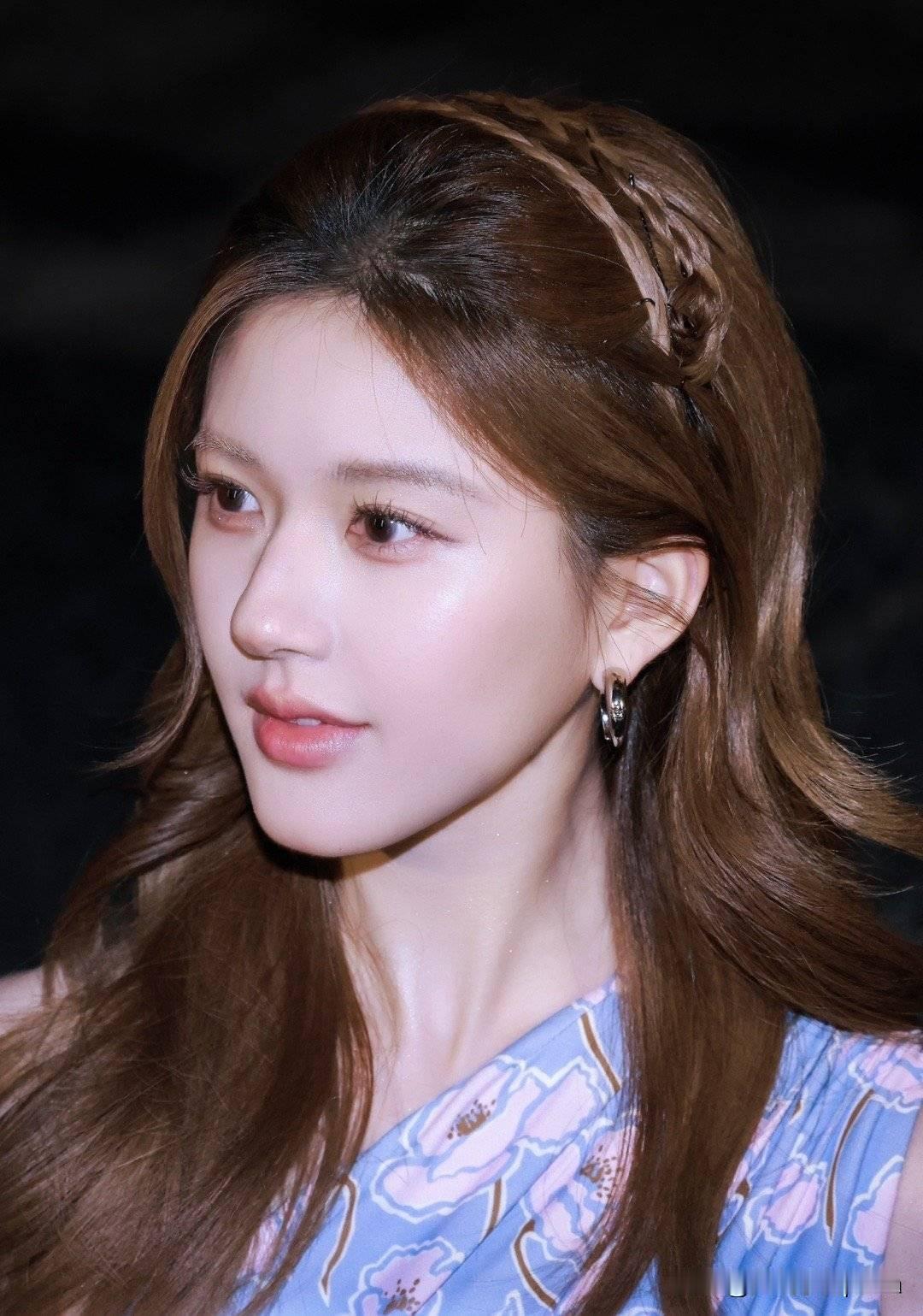 赵露思这组图很不错啊！露思这个公主头+手拿鲜花也太绝了吧，发丝都在发光的感觉✨