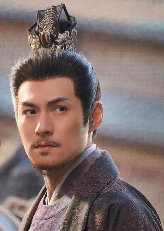 虽然长得很帅，但严屹宽看面相就不是一个好人！刚刚出场的时候，走路带风、全场