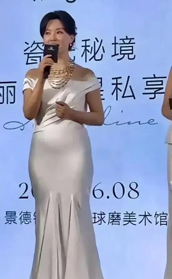著名演员陈数这小肚子太真实了，小腹隆起十分明显，像是几个月的孕妇一样，根本不像小