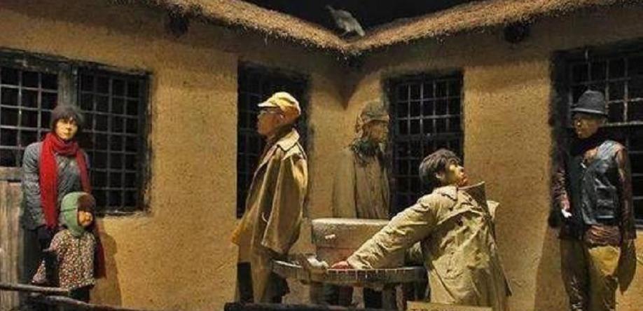 1932年，一个地主婆变卖了所有家产，支持儿子抗日，儿子拿到钱后瞬间失联。几年后