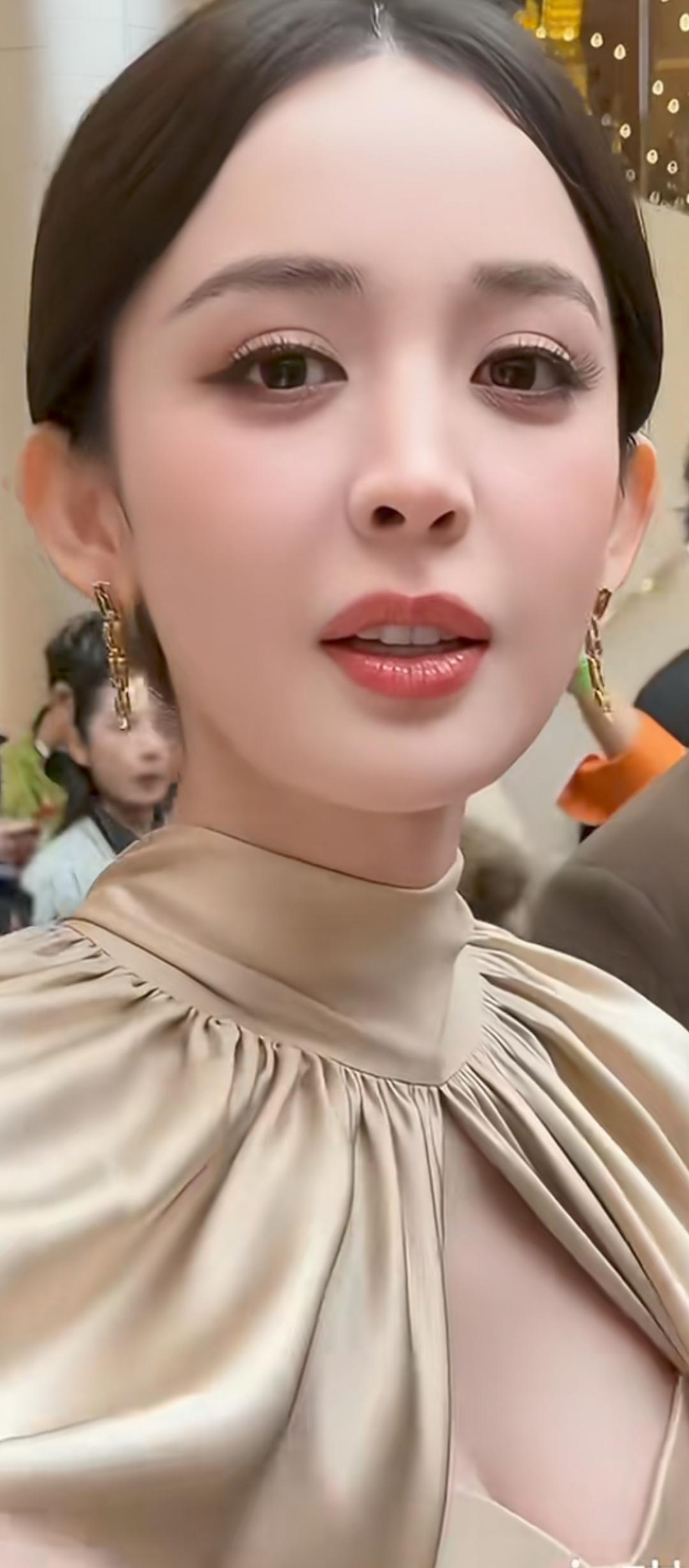 玉颜如花绽，金簪映月明。