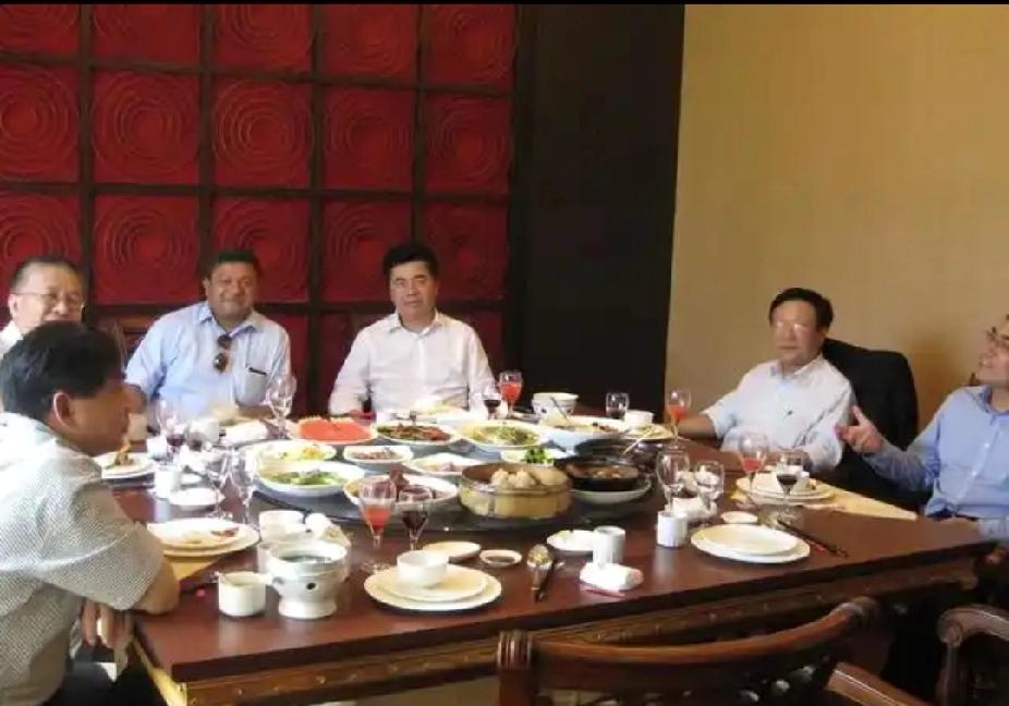 有次被我们公司的领导抓了差，让我陪他宴请个信息科长。酒过三巡，科长便开始引经