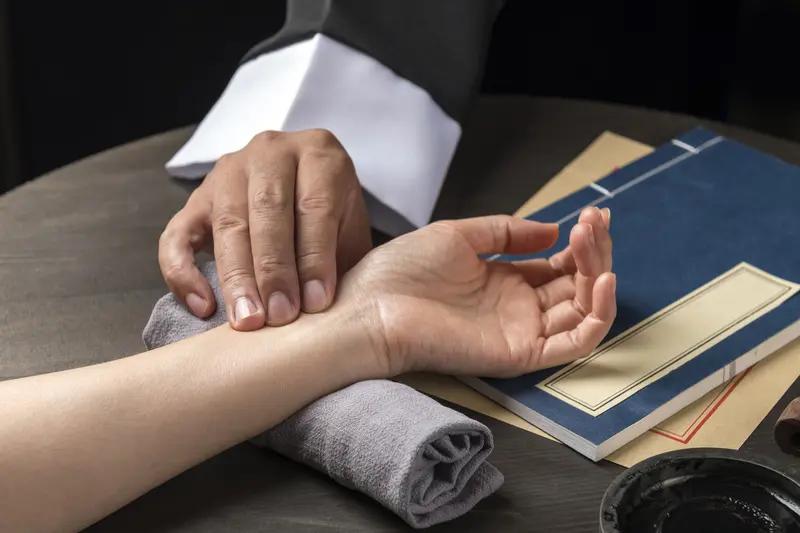 中医把脉即切脉，是通过按触人体脉搏，根据脉象了解病情变化。其原理主要基于以下几点