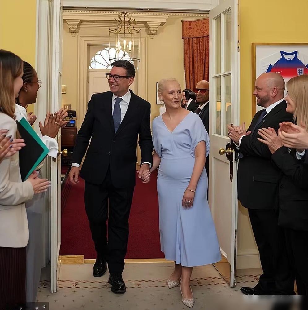 英国新首相上任，全网却盯着他老婆的裙子骂！英国新首相上任那一天，最先接受"