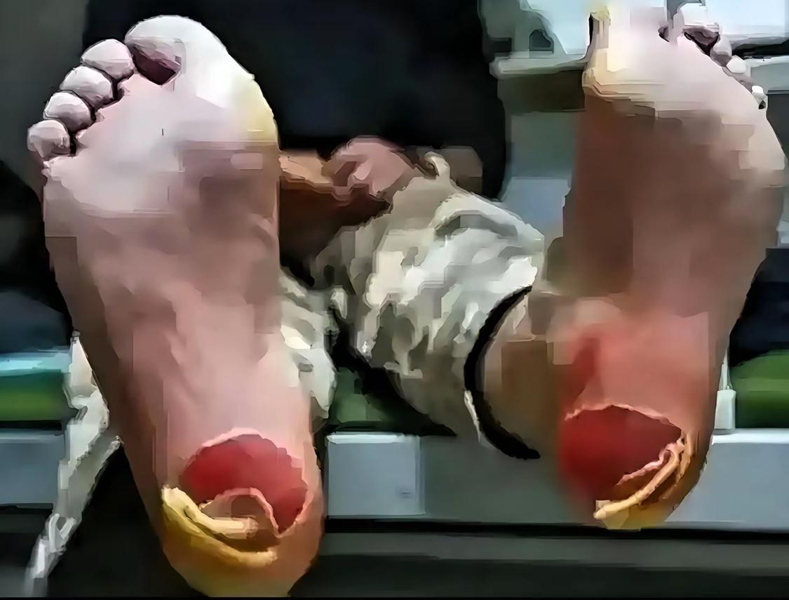 当阅兵场上，战士们那双磨破了皮、露出红肉的脚映入全国人民的眼帘，大家都读懂了：这
