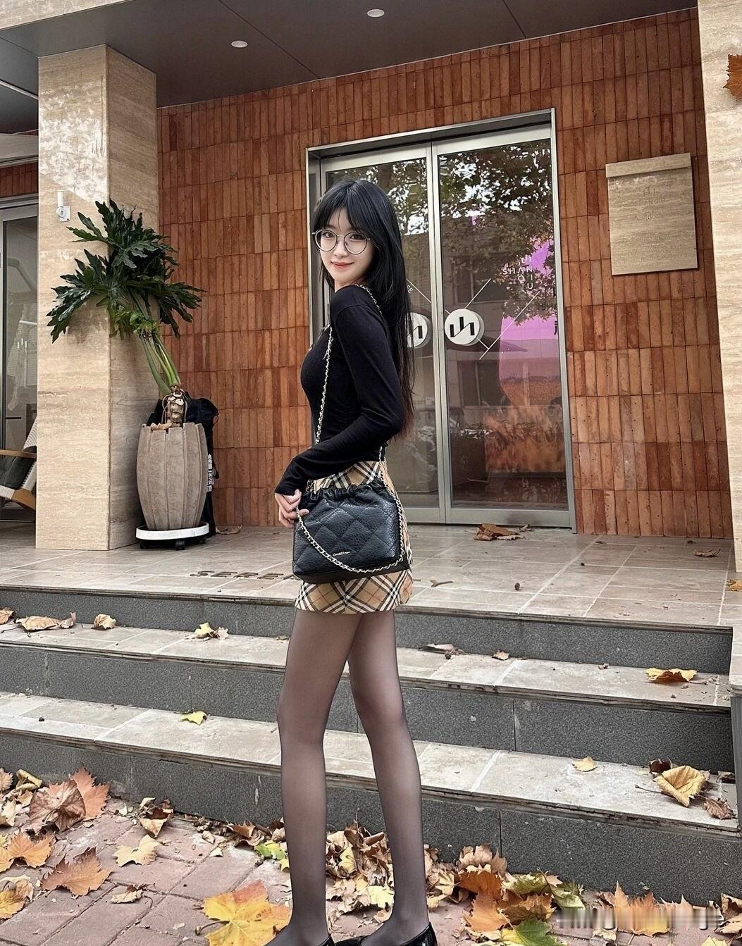 秋叶落，美人倚，笑语如花。