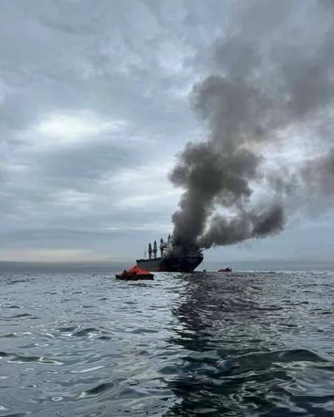 霍尔木兹海峡三艘船只遇袭，想硬闯，不可能。当地时间3月11日，根据英国海上贸