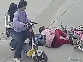 天塌了，莆田这两位初中小女生只因扶了一位骑自行车摔倒的大婶，竟然收到法院传票，被