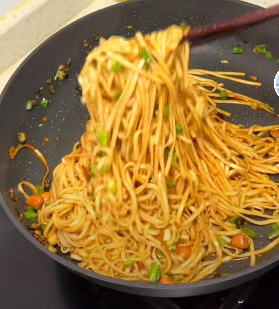 1.碗里放：葱花、蒜末、白芝麻、辣椒面2.加2勺生抽+1勺老抽+1勺蚝油+少许