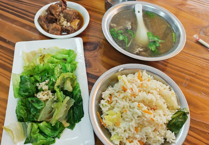 牛排，牛肉汤青菜，咸饭一共38块钱客观的说，贵吗？
