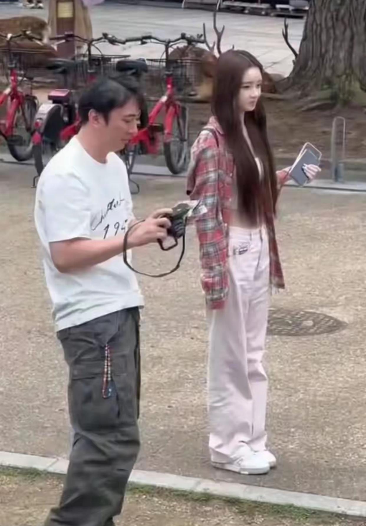 不用刻意官宣，路人偶遇的碎片就把松弛的氛围感拉满，王思聪近期频繁被网友拍到和同一