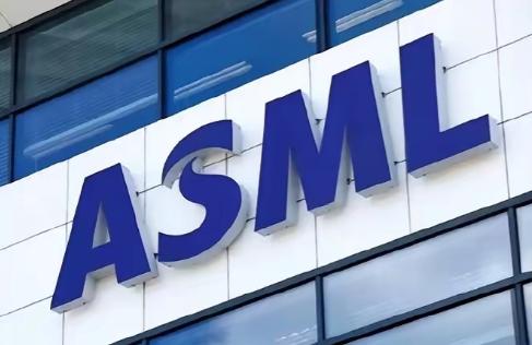 这就是不给中国供货的后果 1月28日，全球光刻机巨头荷兰阿斯麦宣布，计划裁员