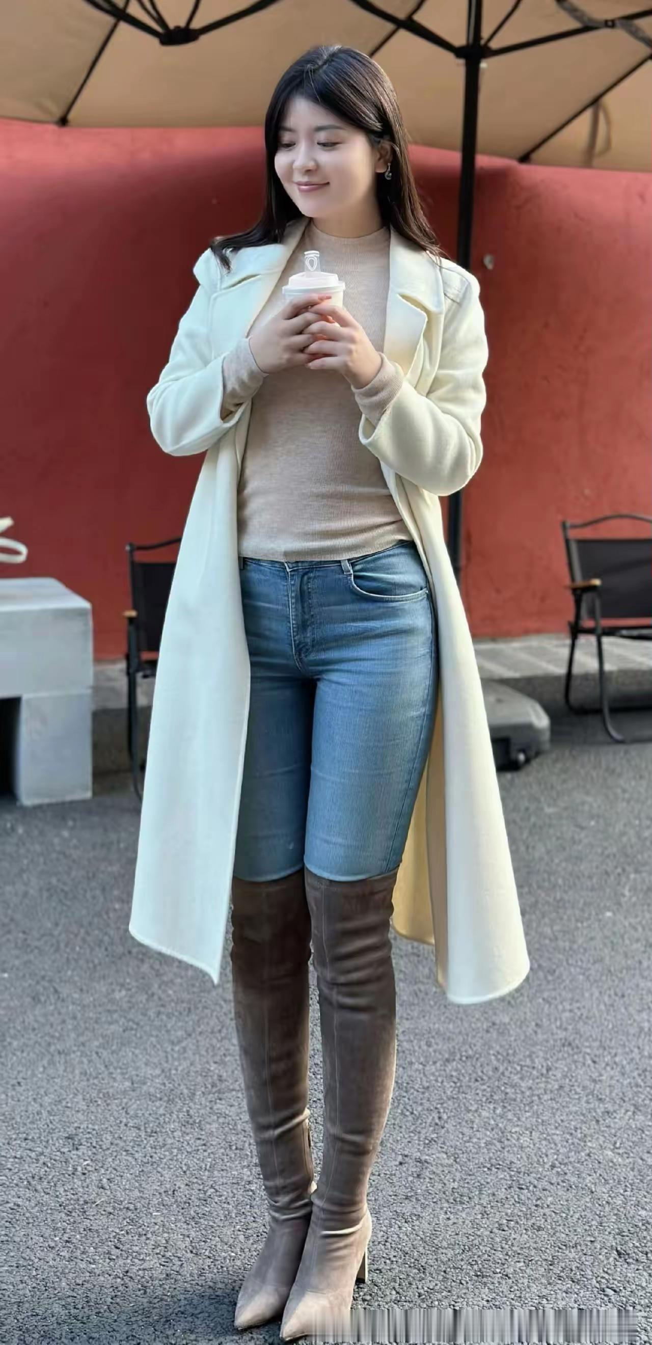 秋日穿搭指南：米色大衣+牛仔裤+棕色靴子，温暖又时尚！🍂👗👢