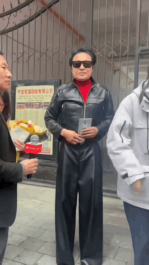 真替马景涛尴尬，这外套看起来太小，胸腔绷得紧紧的。短外套配阔腿裤尖头鞋，这到底是