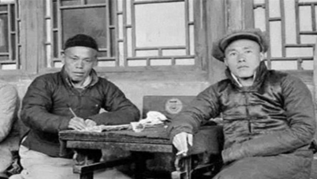1946年，六千解放军被三万的敌军包围，为了不泄露机密，旅长下令烧毁重要文件，准
