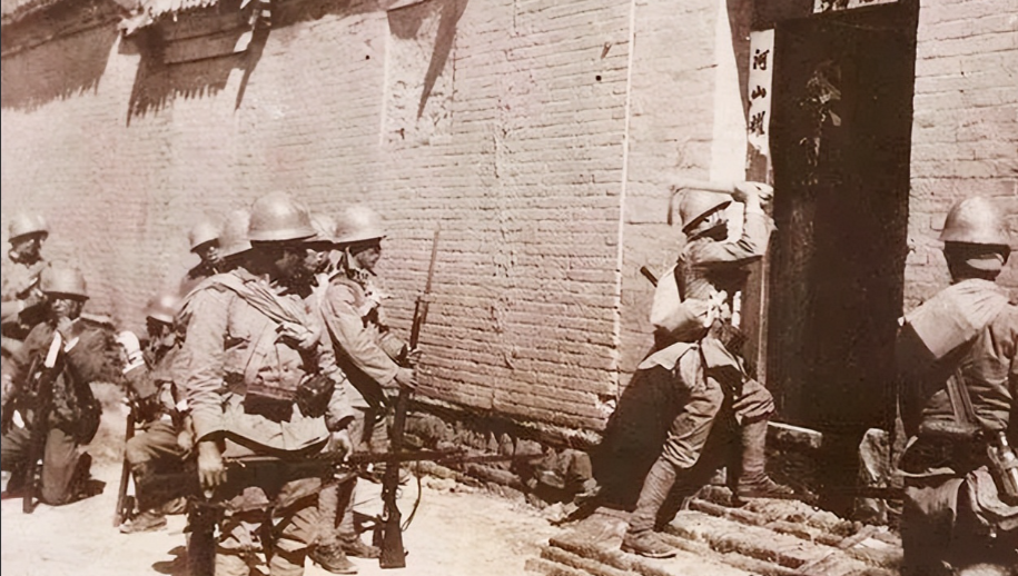 1940年，日军进村后，开始三五成群地闯入中国老百姓家里扫荡。一个日本兵闯入
